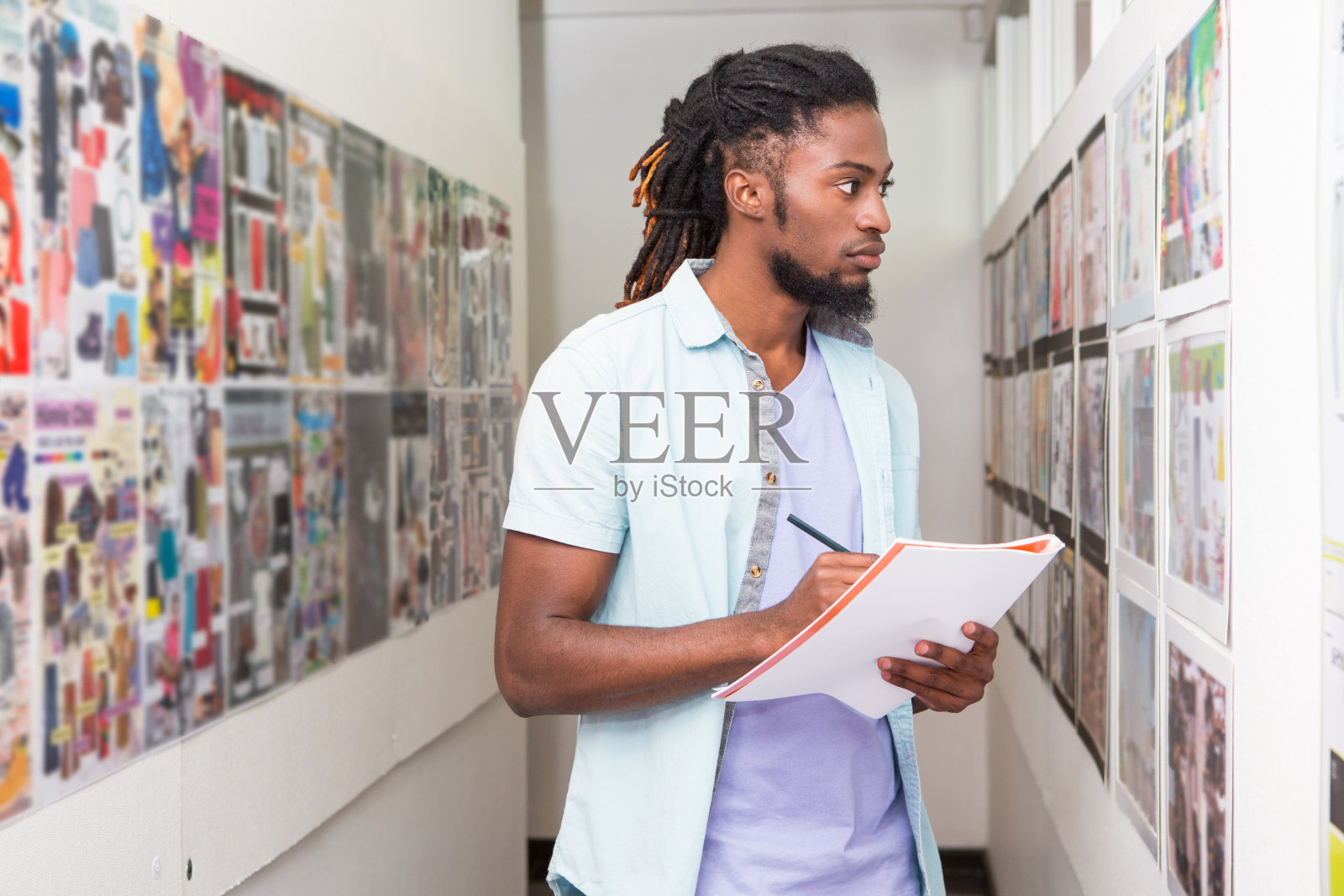 帅气的休闲商人写的便条照片摄影图片