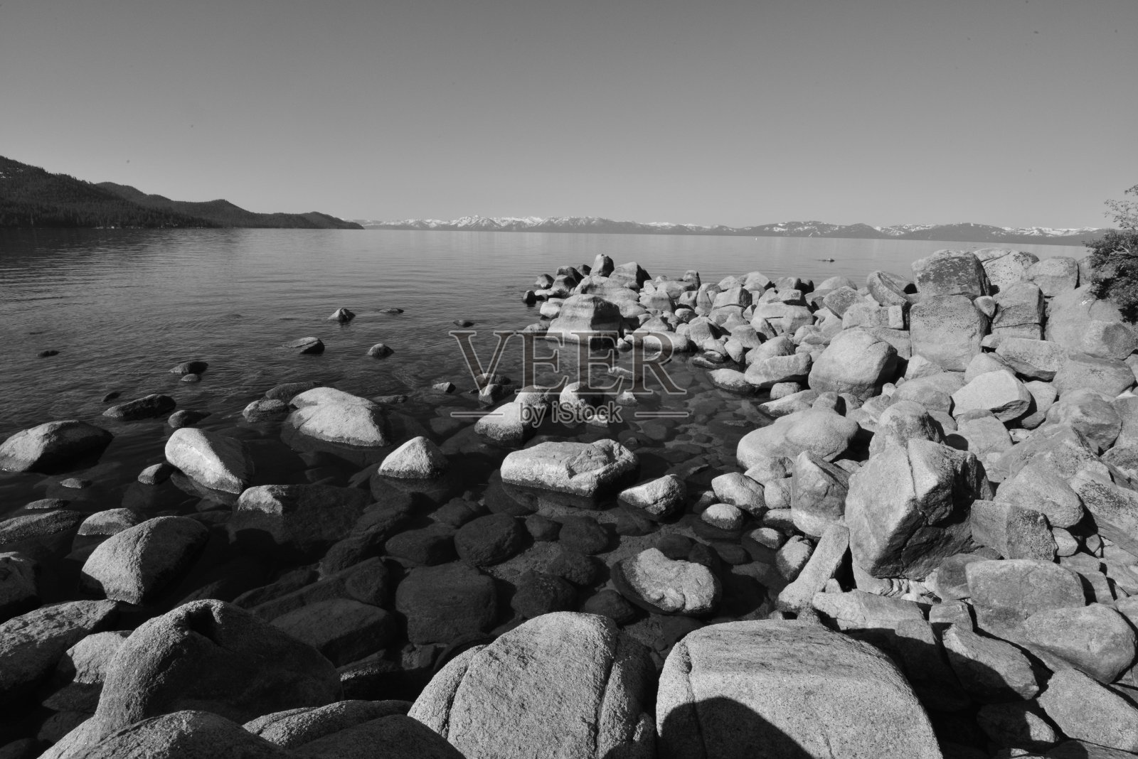 四月的太浩湖。照片摄影图片