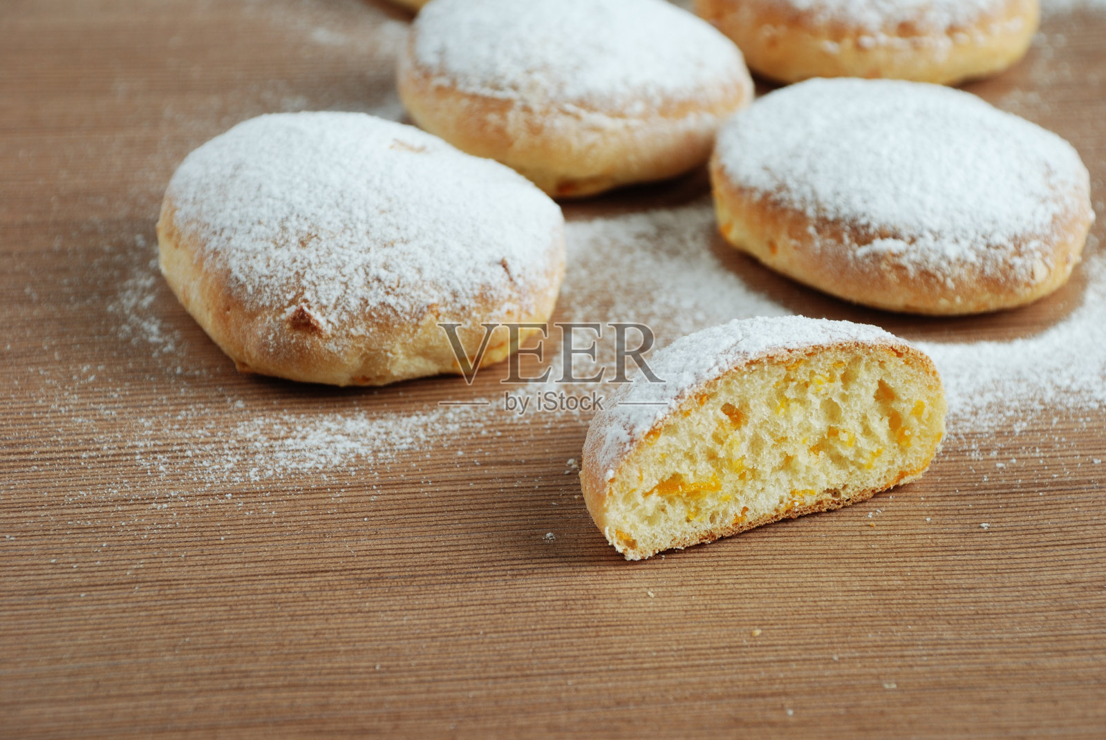 小面包和糖粉放在木桌上照片摄影图片