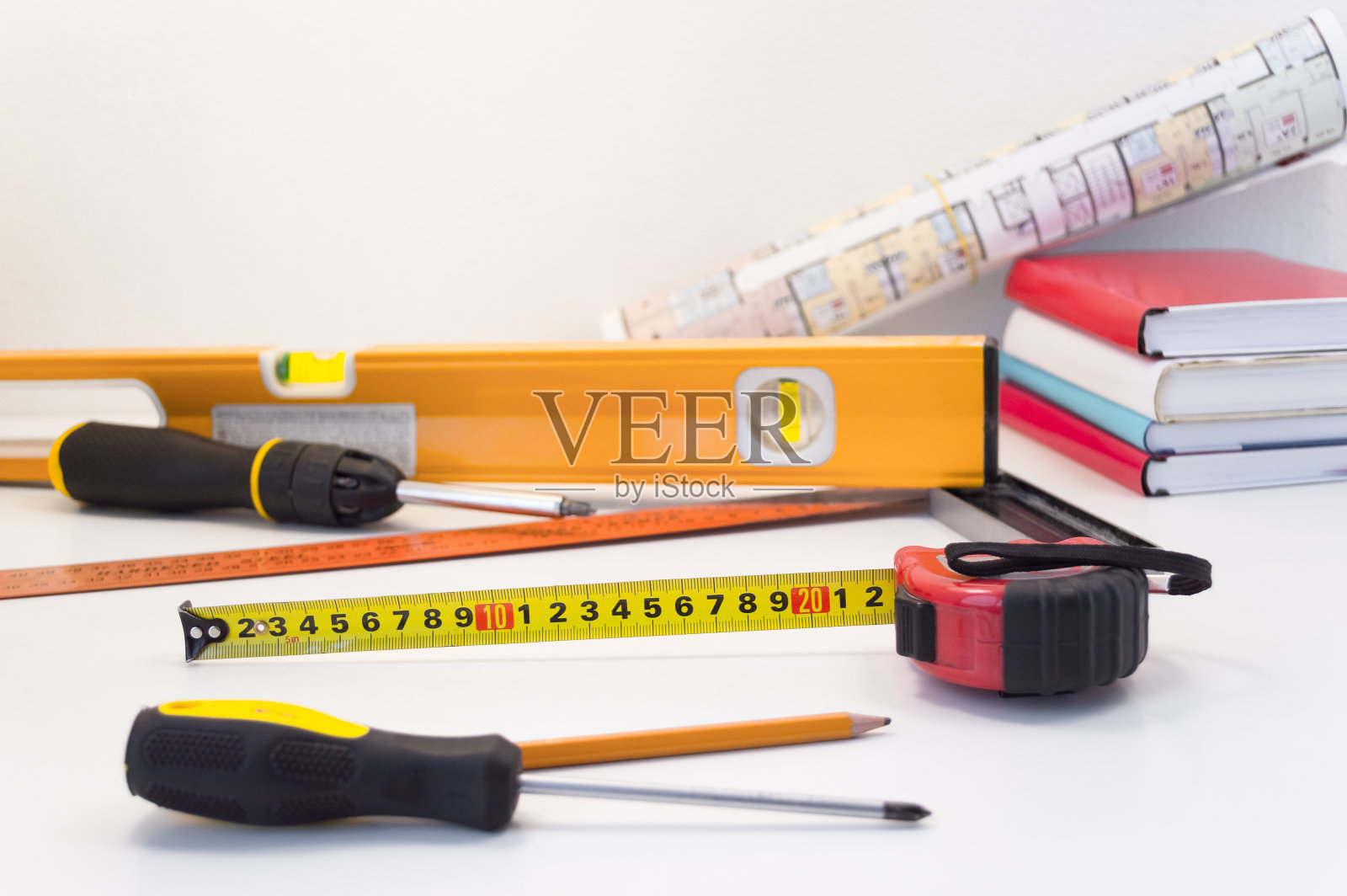 建筑工人的工具放在白色的桌子上照片摄影图片