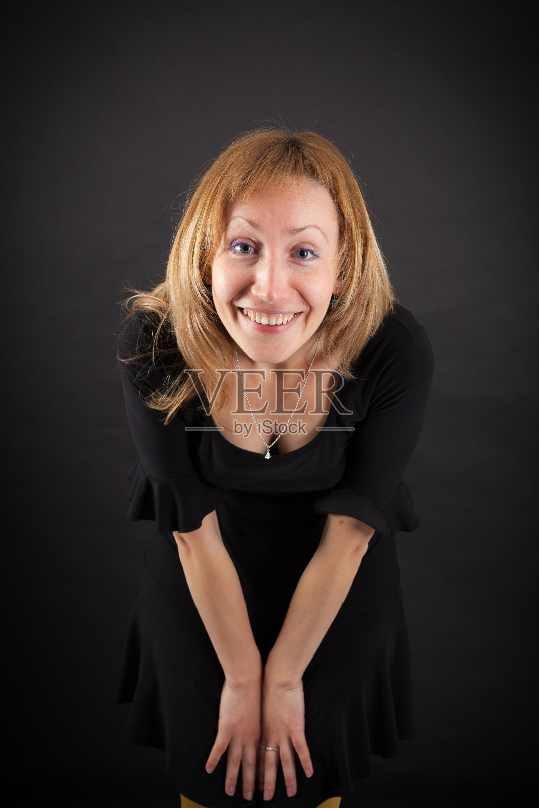 美丽的女人在不同的衣服里有不同的表情照片摄影图片