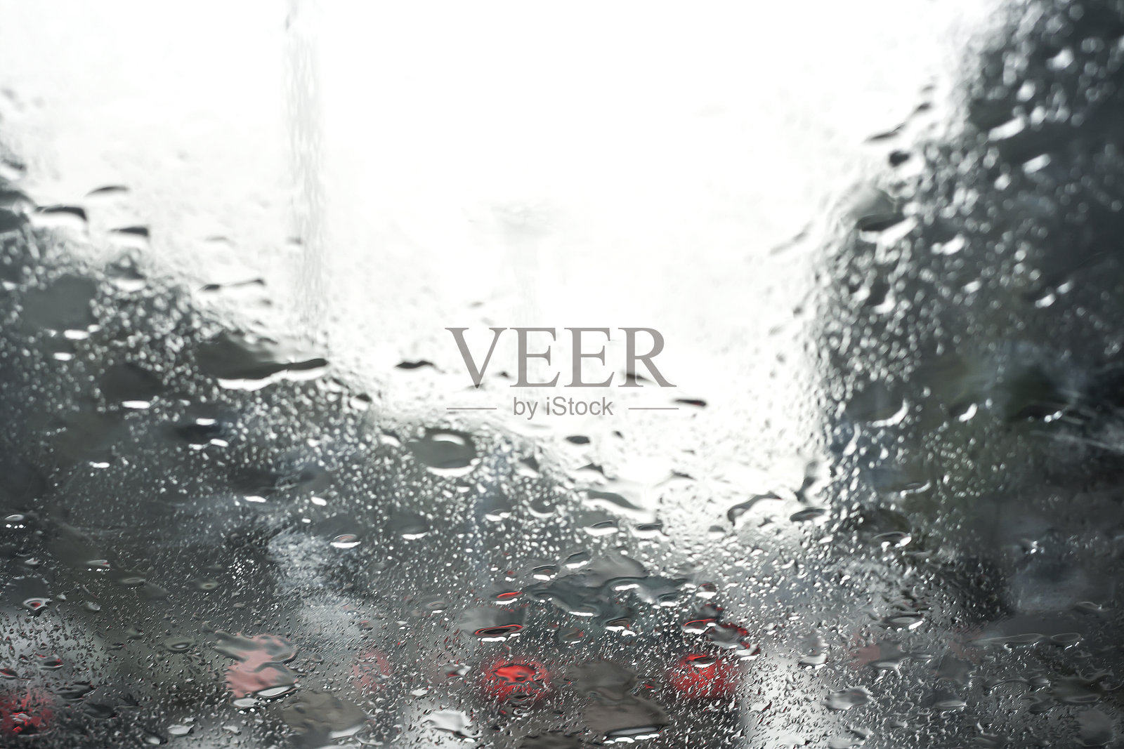 交通堵塞中的雨景照片摄影图片