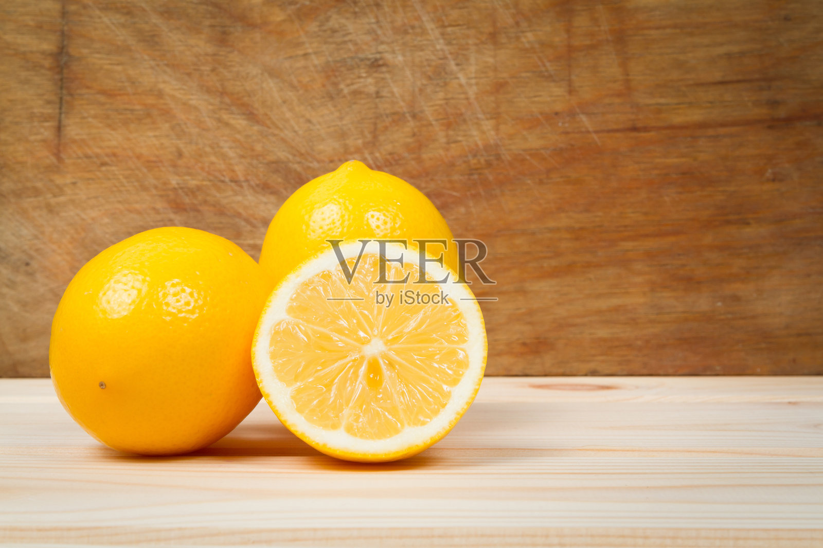 亮黄色多汁的柠檬。照片摄影图片