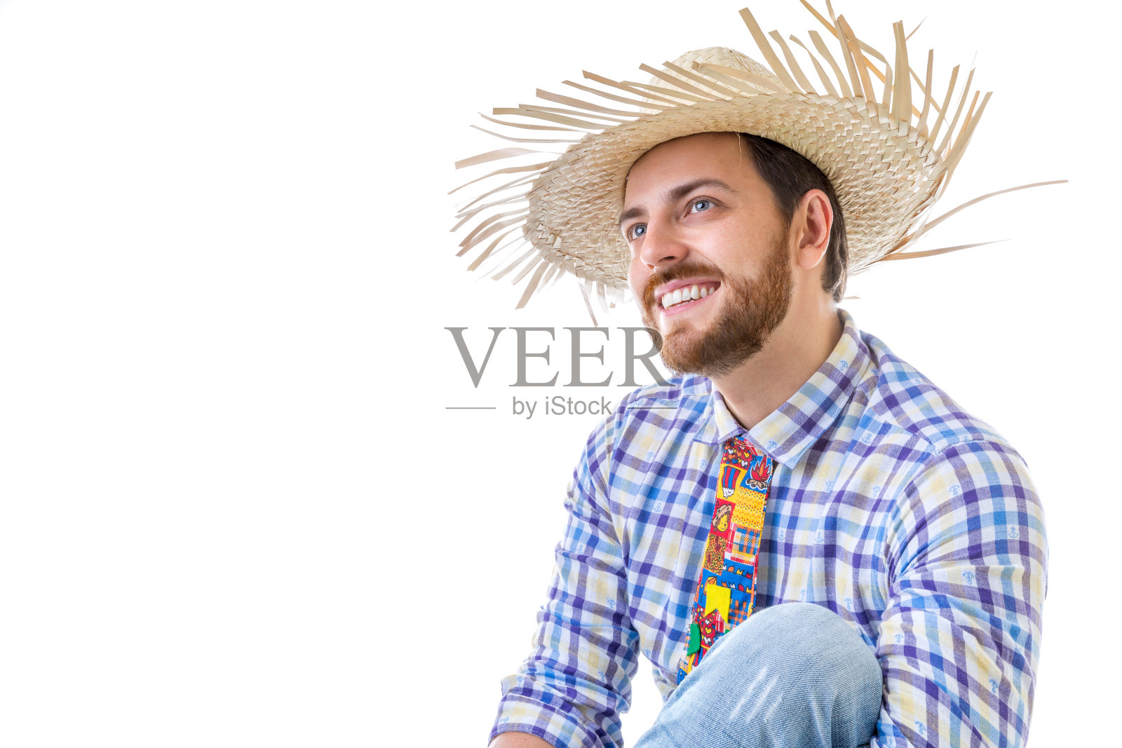 身着“凯皮拉”服装参加巴西朱尼纳节日的男子照片摄影图片