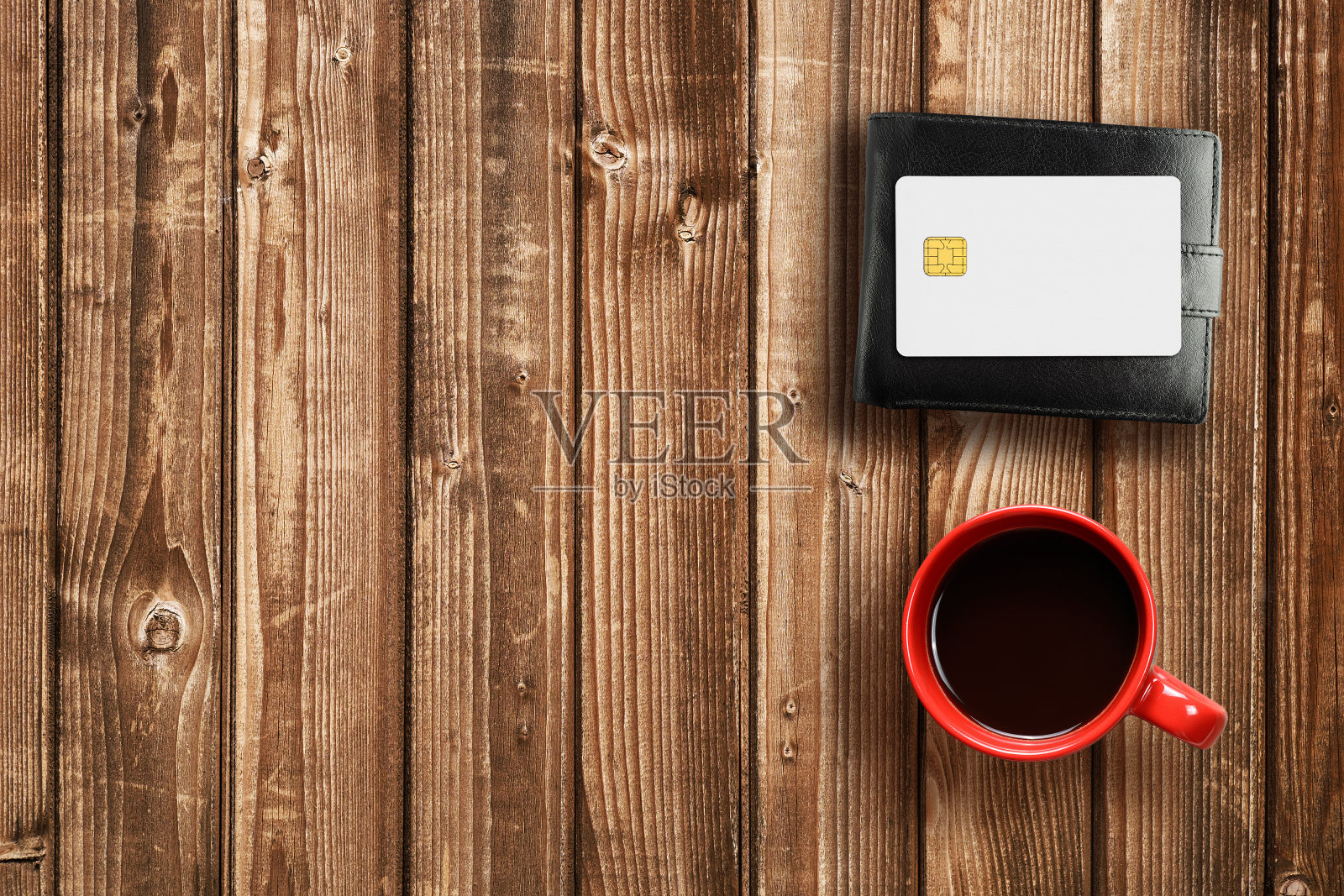 钱包,信用卡和咖啡杯在桌子上照片摄影图片