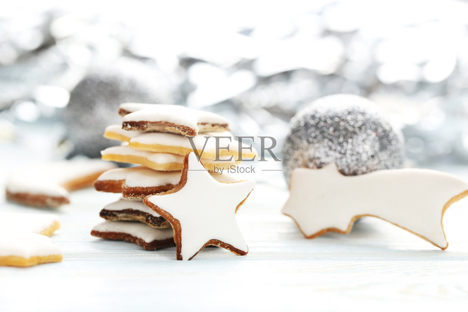 蓝色的木桌上放着圣诞饼干照片摄影图片