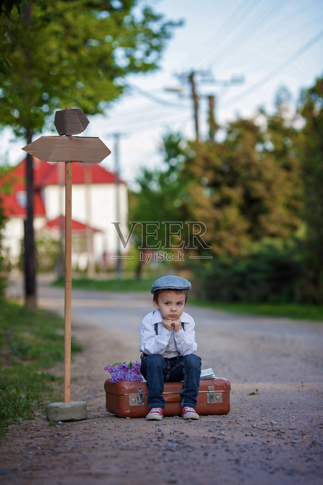 小男孩拿着旅行箱和地图,在旅行照片摄影图片