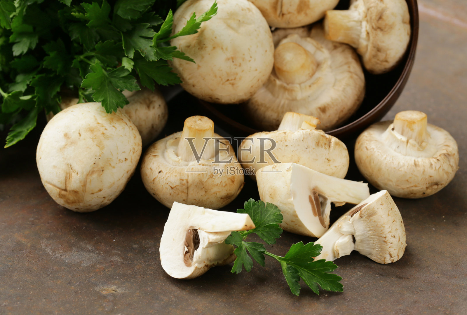 天然有机生蘑菇冠军在桌子上照片摄影图片