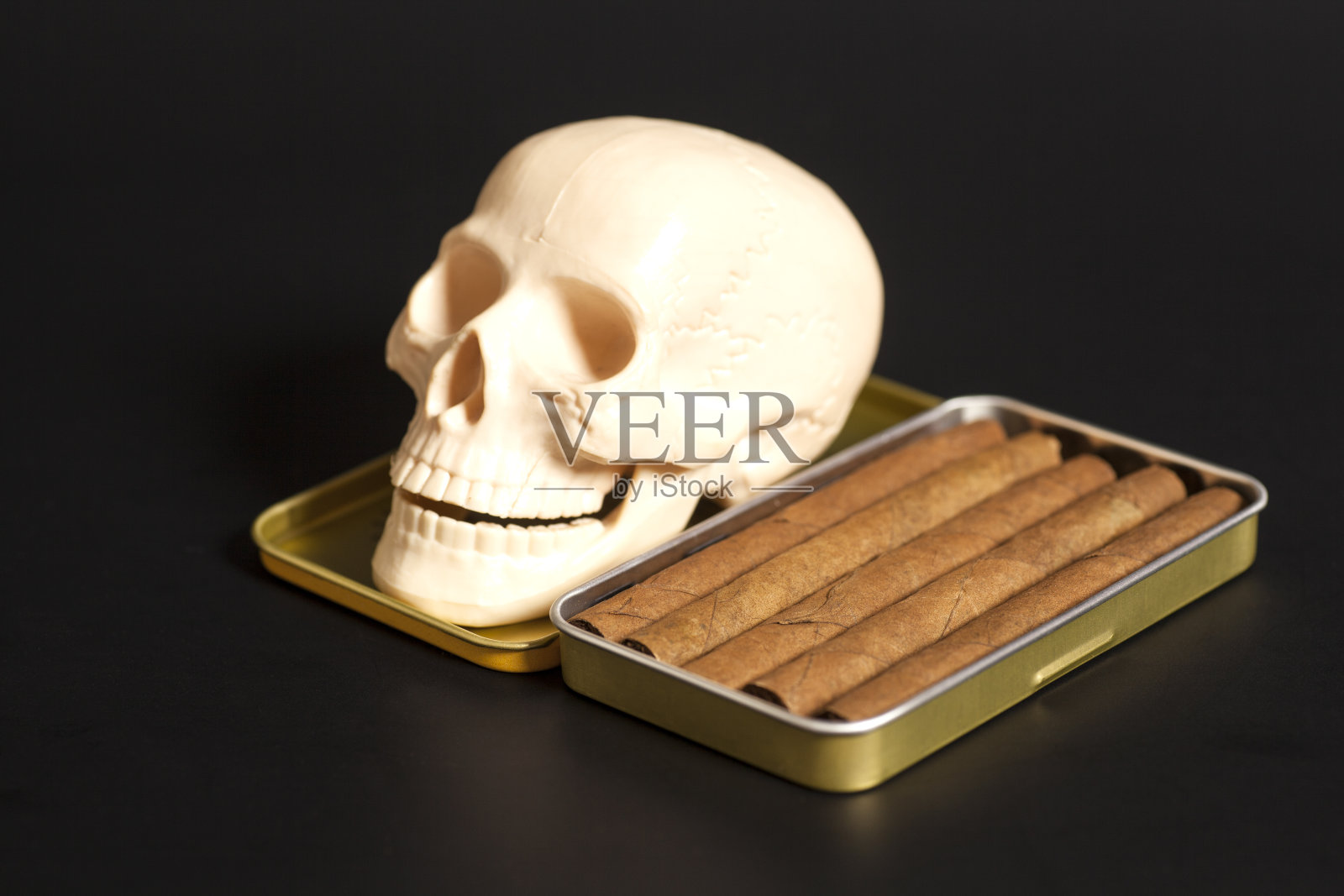 黑色背景上的金属雪茄盒照片摄影图片