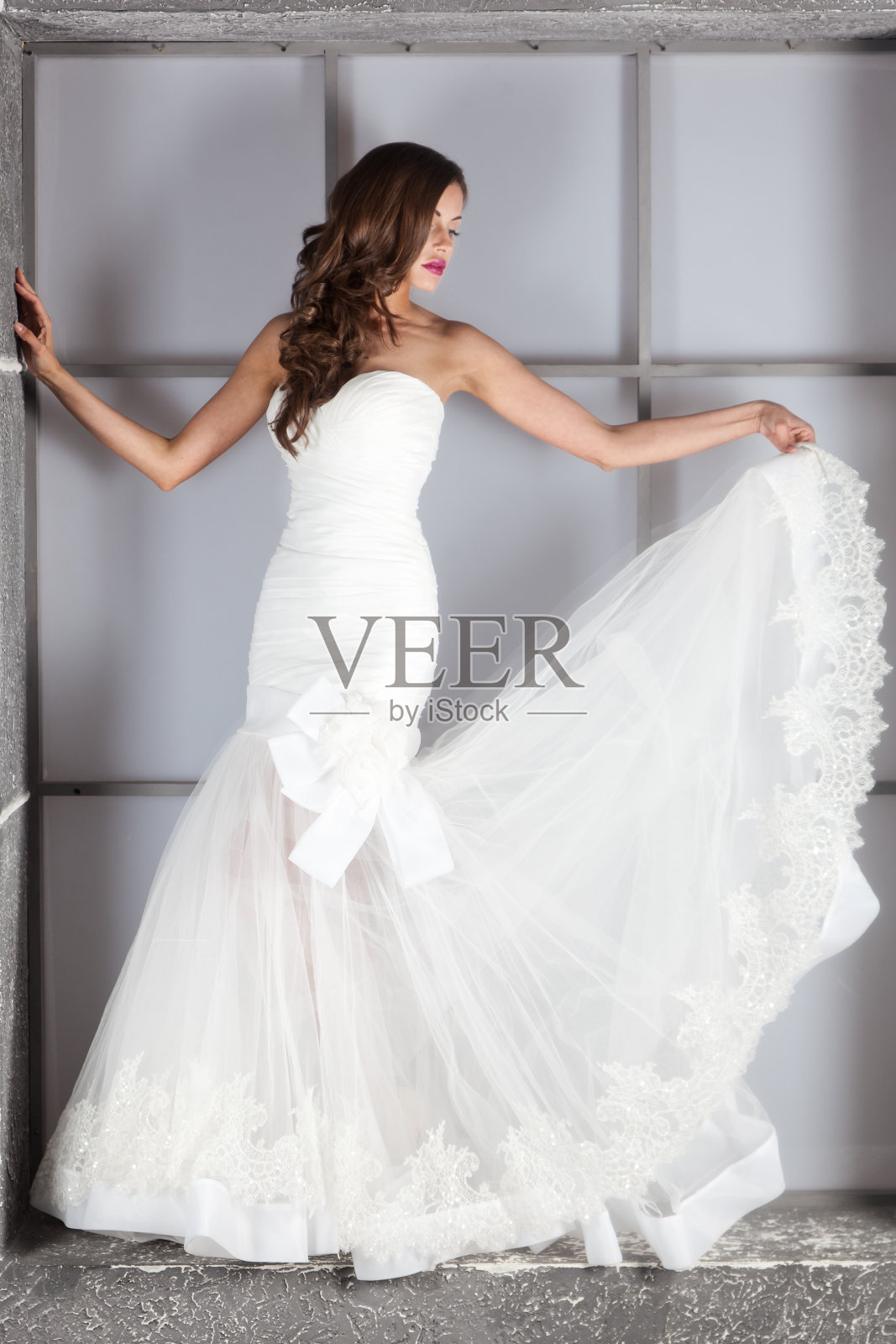 穿着婚纱的漂亮女孩,在摄影棚拍摄照片摄影图片