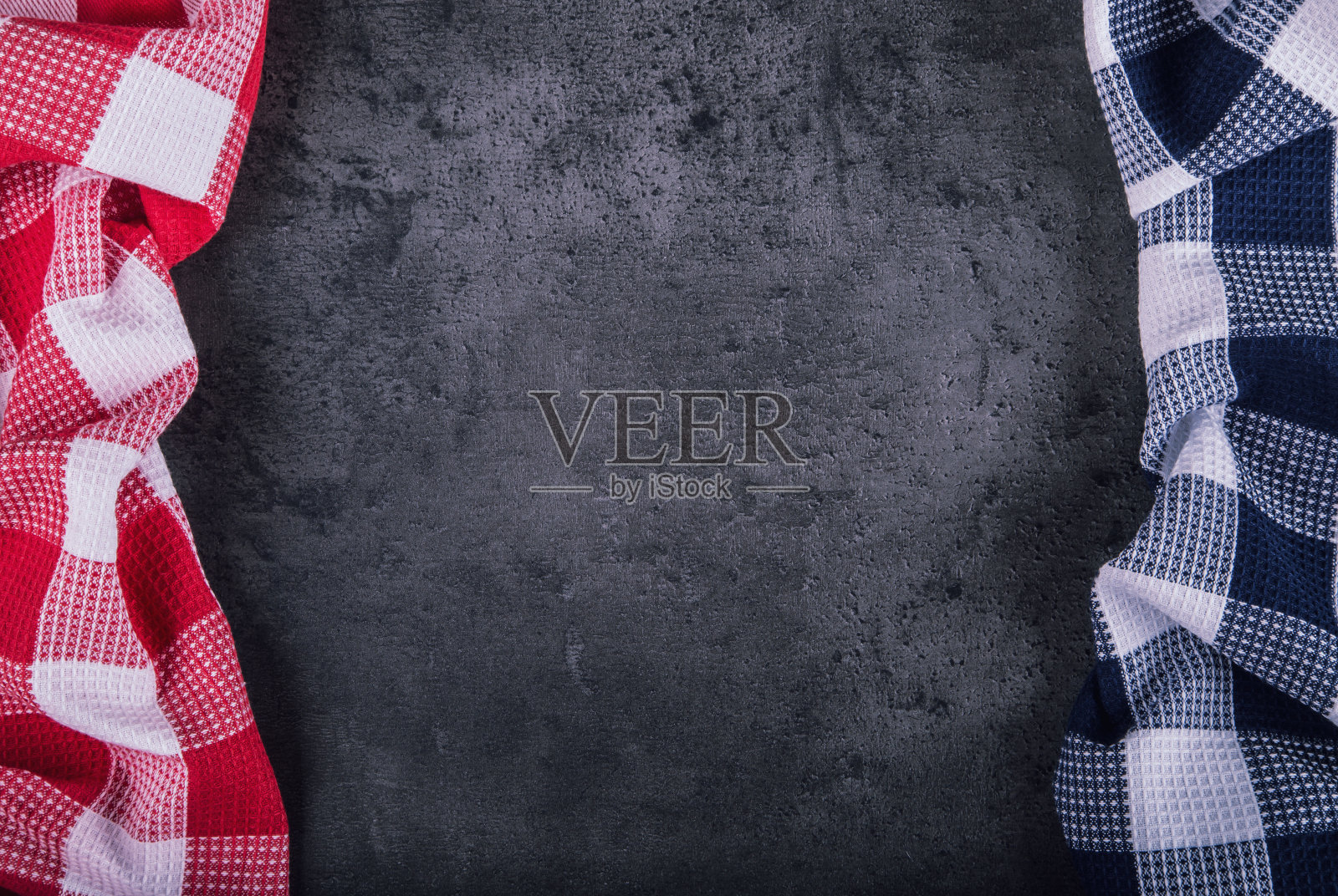 俯视图的格子厨房桌布上的桌子照片摄影图片