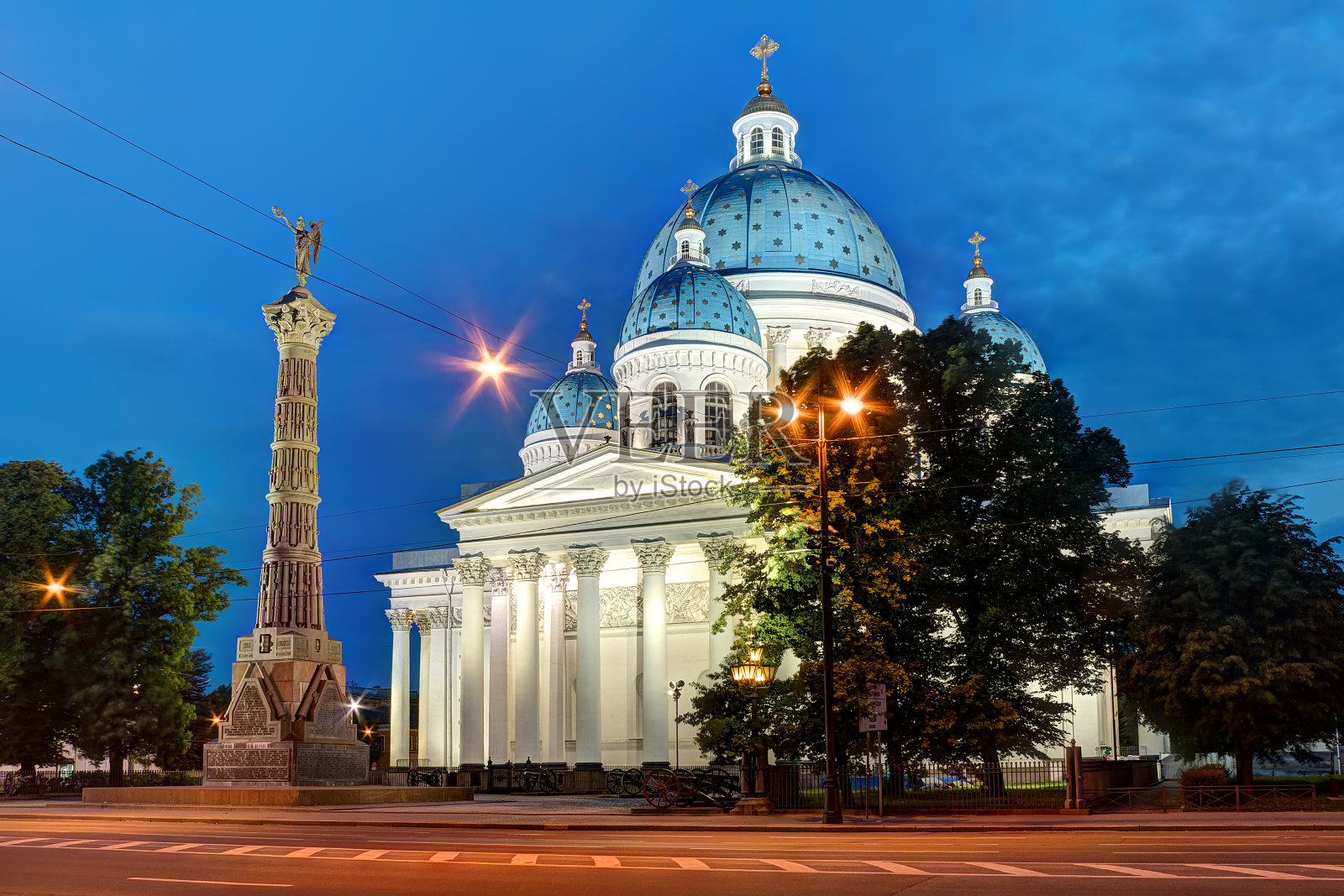 三一大教堂的夜景照片摄影图片