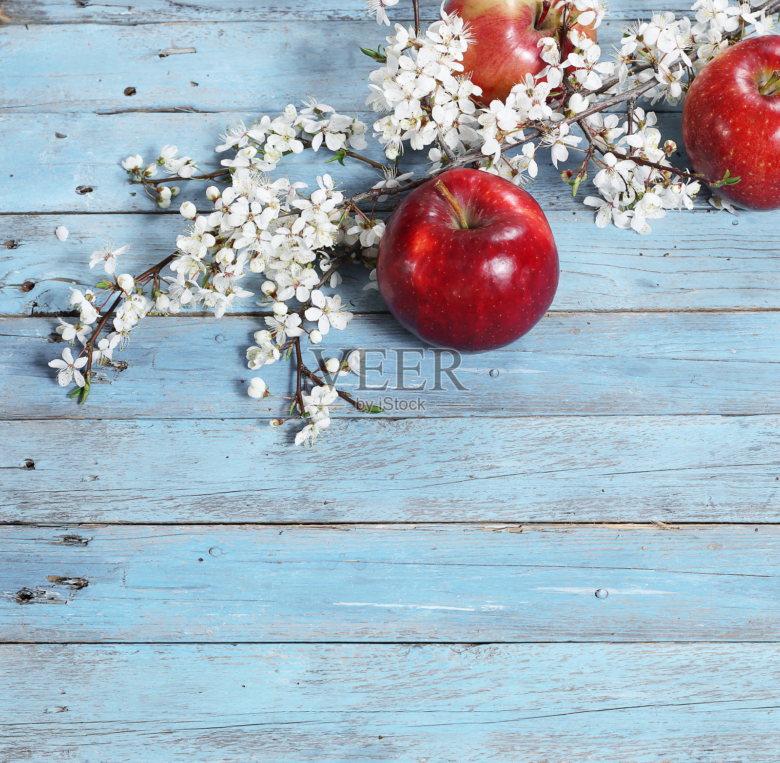 木质背景上的花朵照片摄影图片