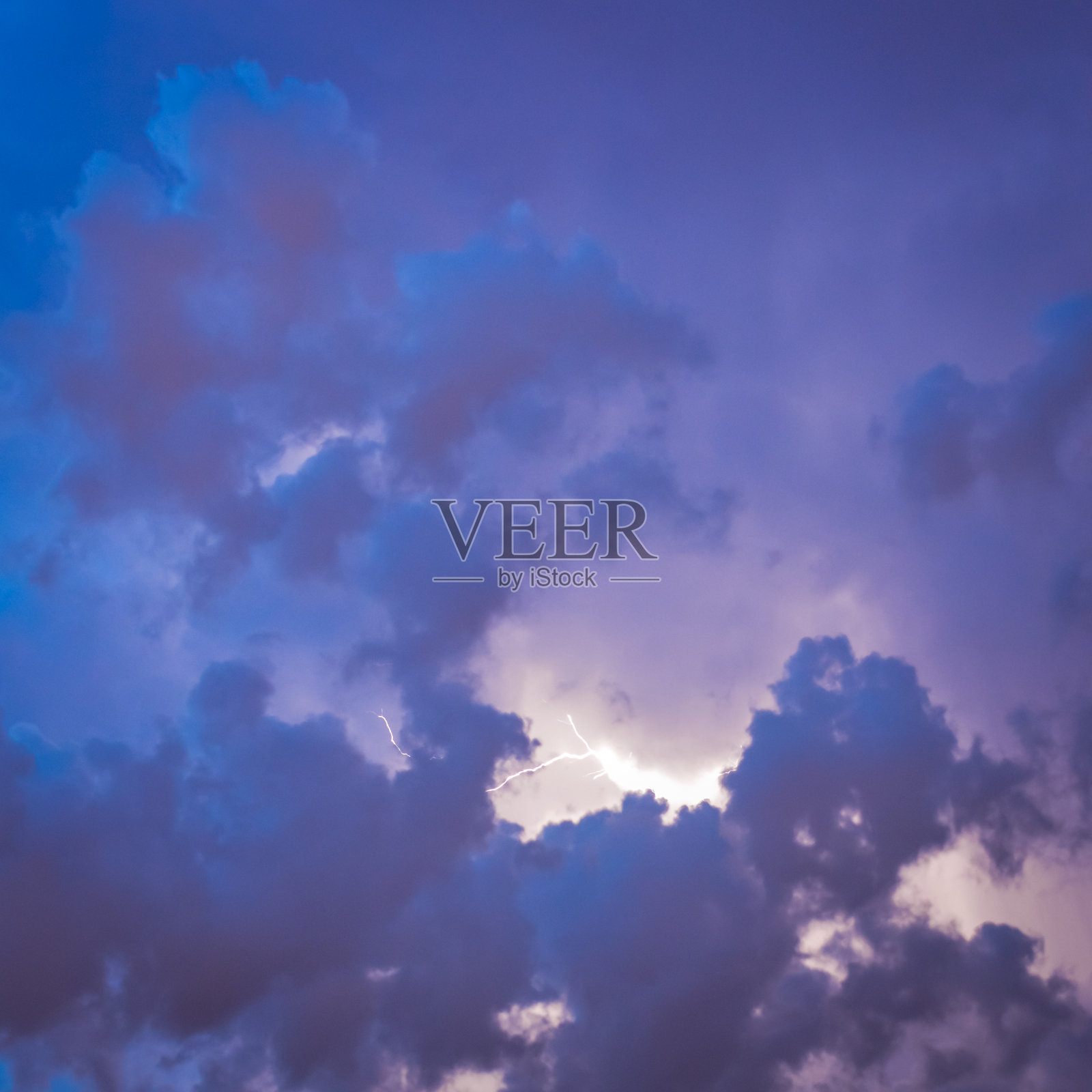 闪电穿过乌云照片摄影图片