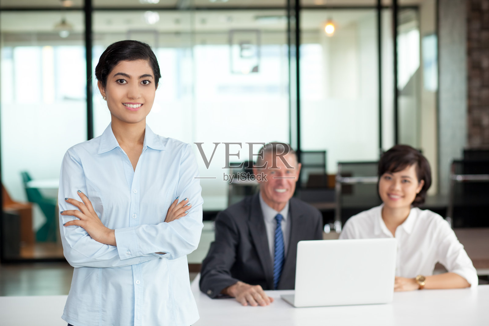 与同事在办公室微笑的亚洲女性照片摄影图片