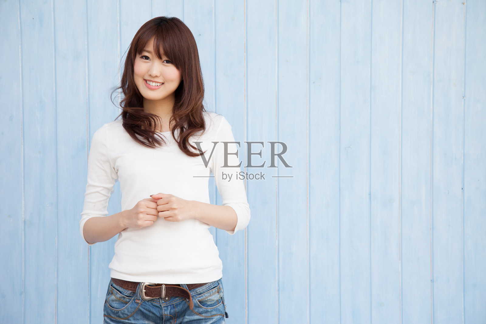 蓝色背景的亚洲女性照片摄影图片