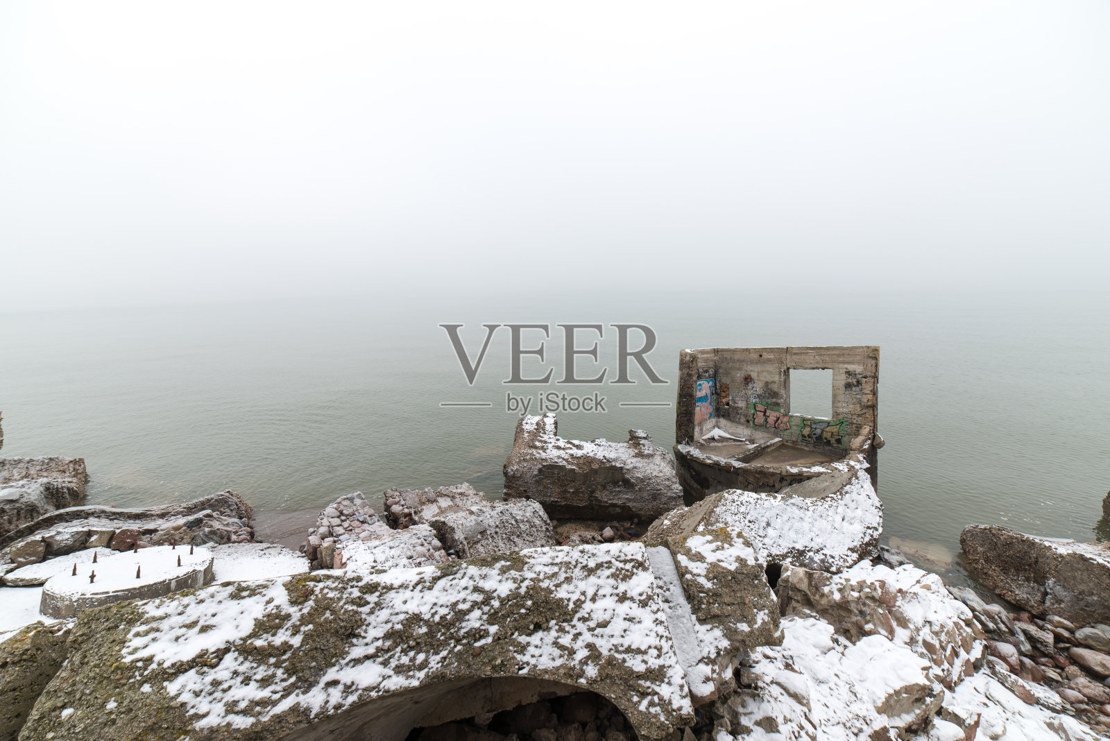 海滩上的旧堡垒废墟照片摄影图片