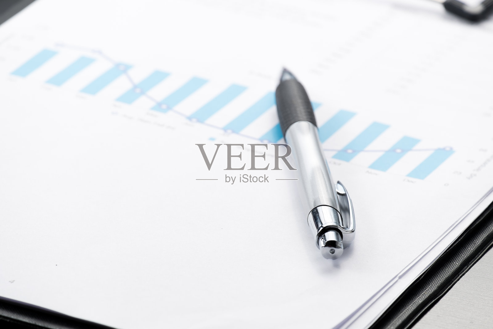 用笔写商业和财务报告。文档模型照片摄影图片