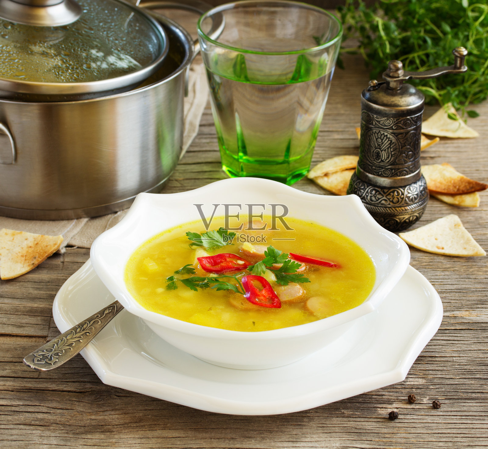 扁豆汤配咖喱香肠。照片摄影图片