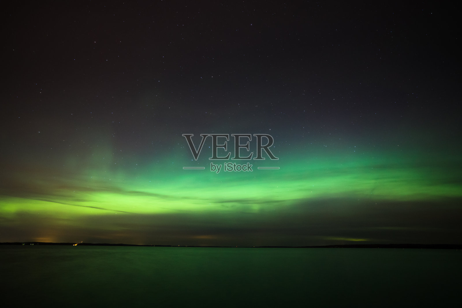 芬兰湖上的北极光照片摄影图片