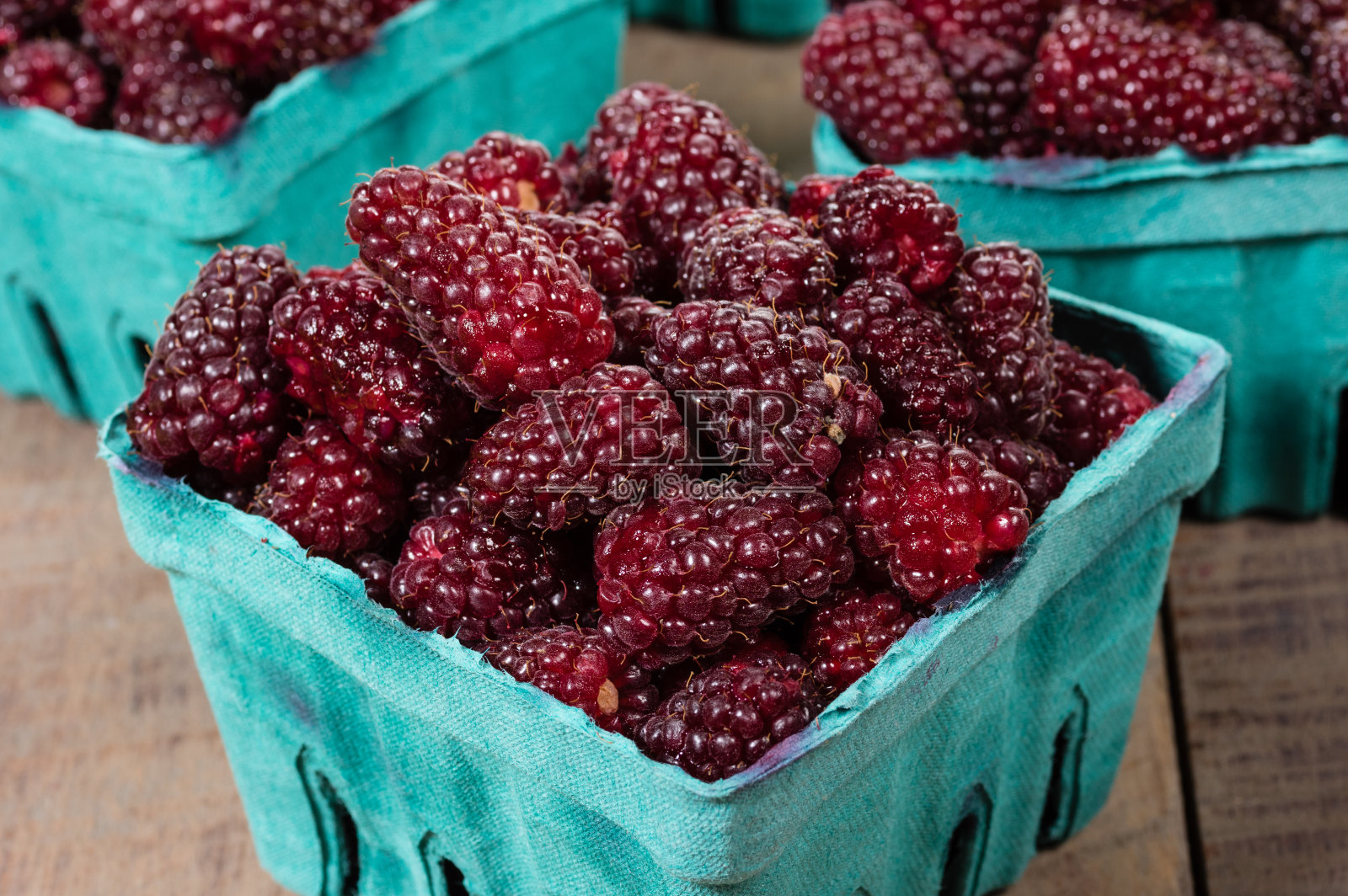 纸盒里的红泰莓照片摄影图片
