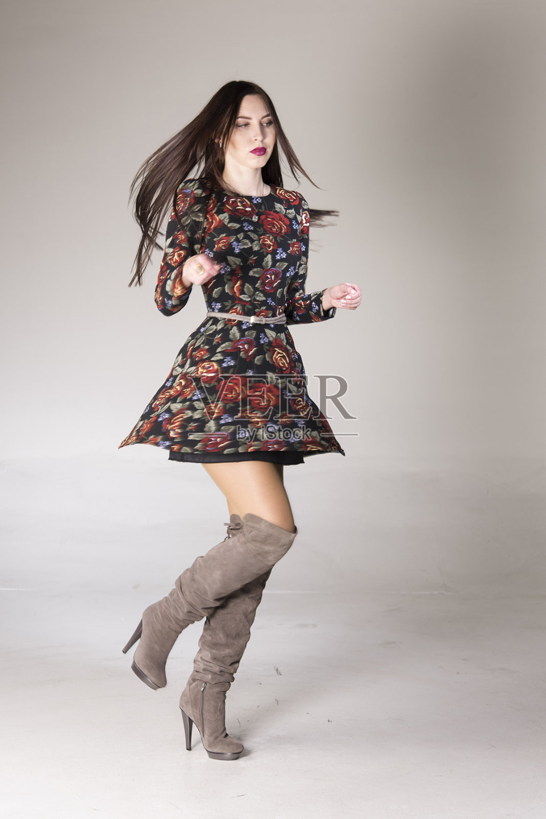 年轻漂亮的女人在演播室里跑步照片摄影图片