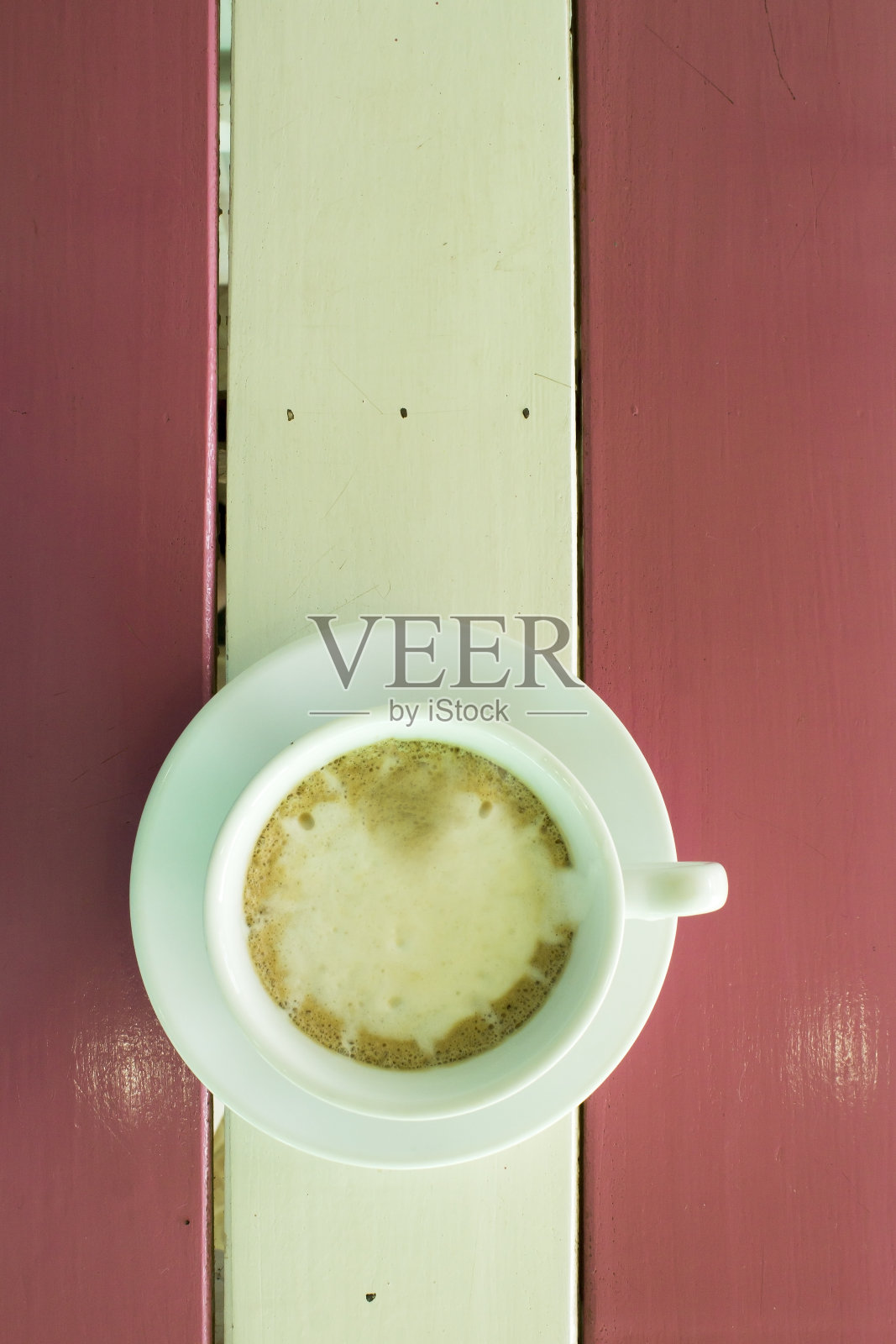 一杯咖啡放在木桌上,俯视图照片摄影图片