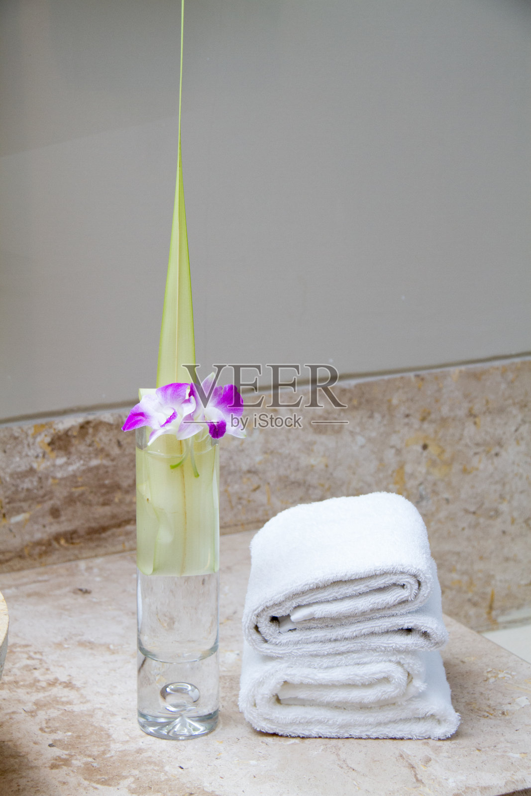 堆叠的白色水疗毛巾照片摄影图片