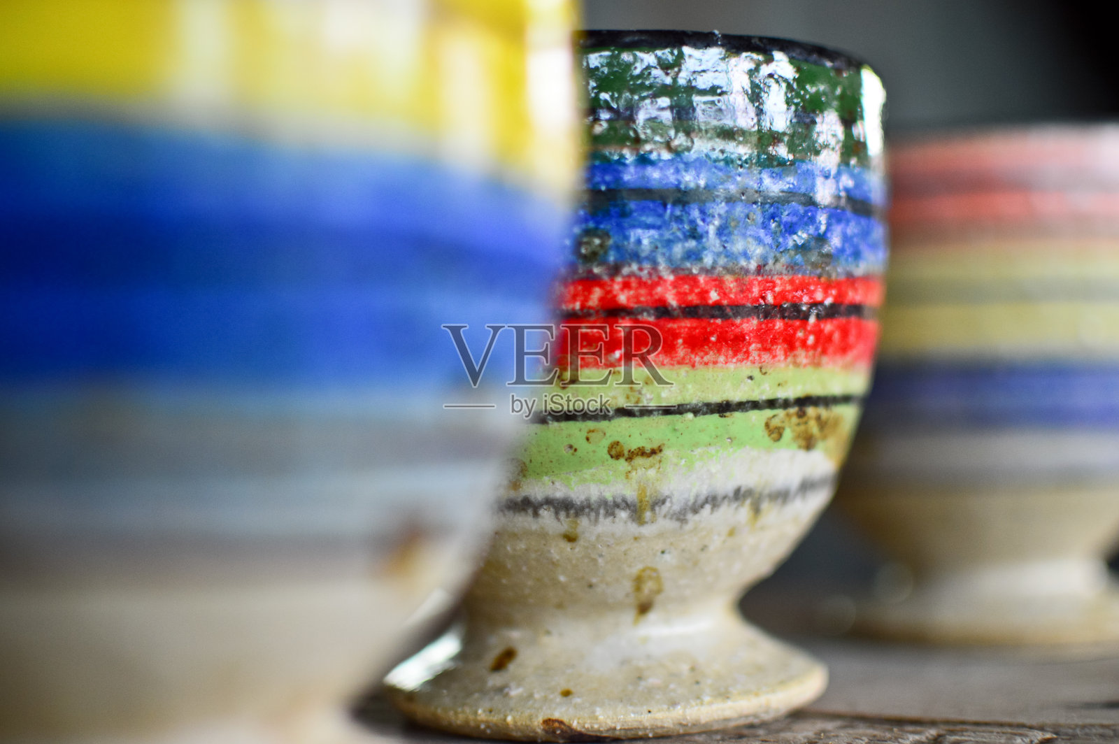 五颜六色的陶瓷杯照片摄影图片