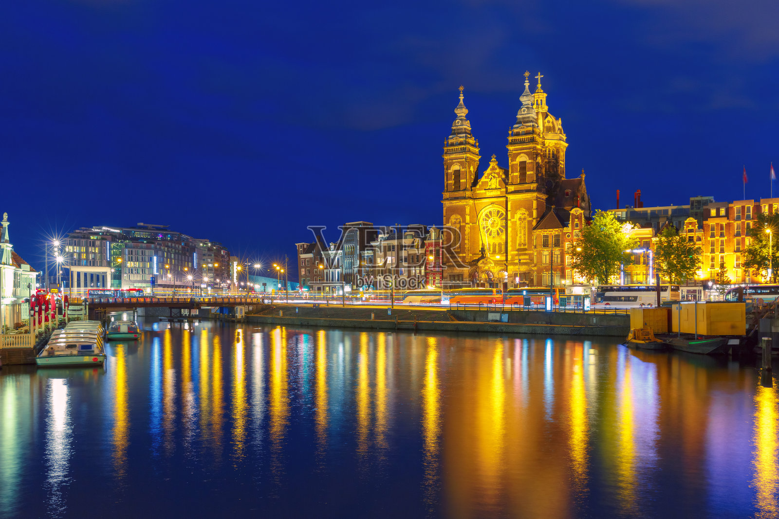 阿姆斯特丹运河和圣尼古拉大教堂照片摄影图片