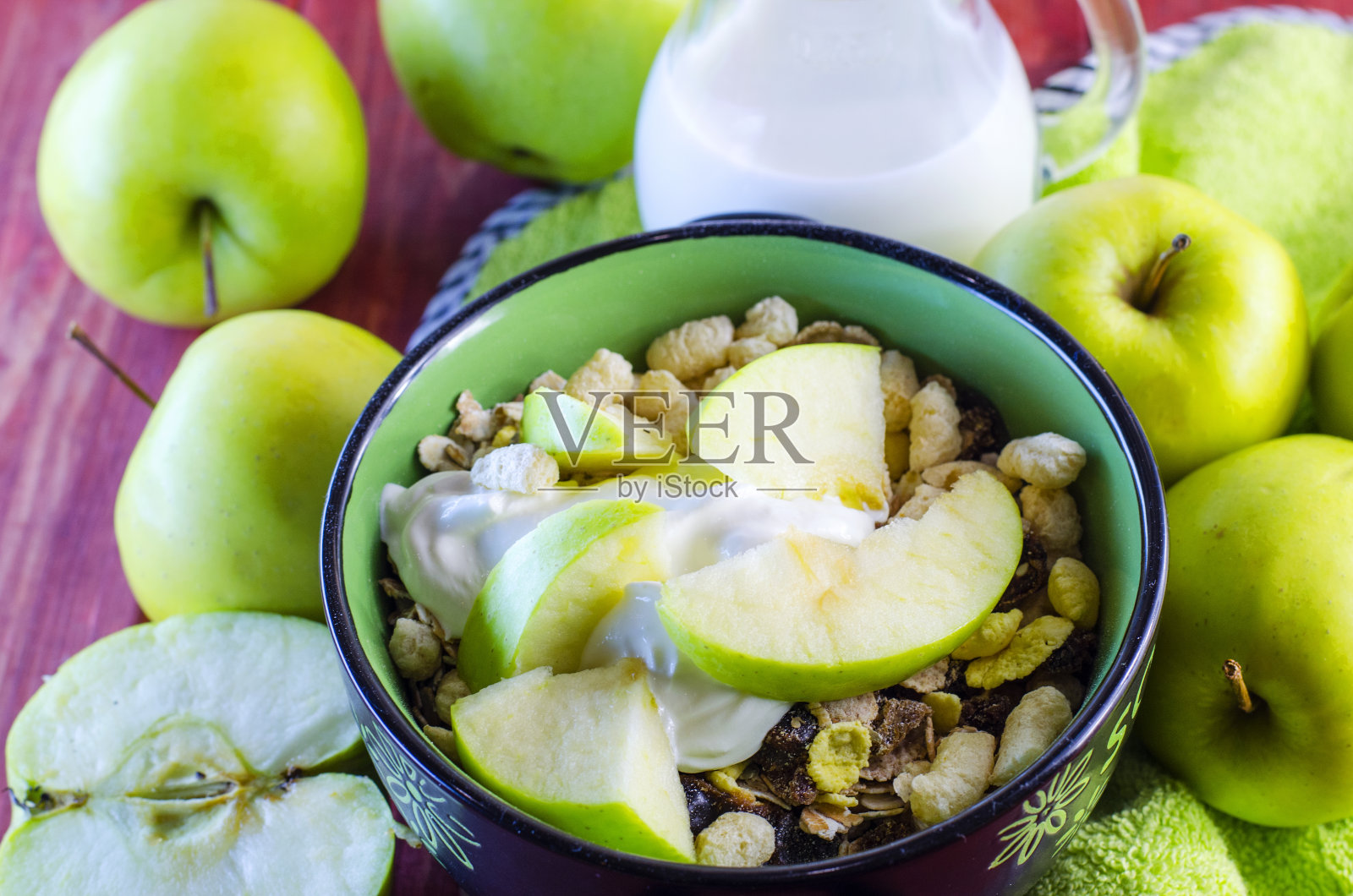 苹果和蜜饯燕麦麦片照片摄影图片