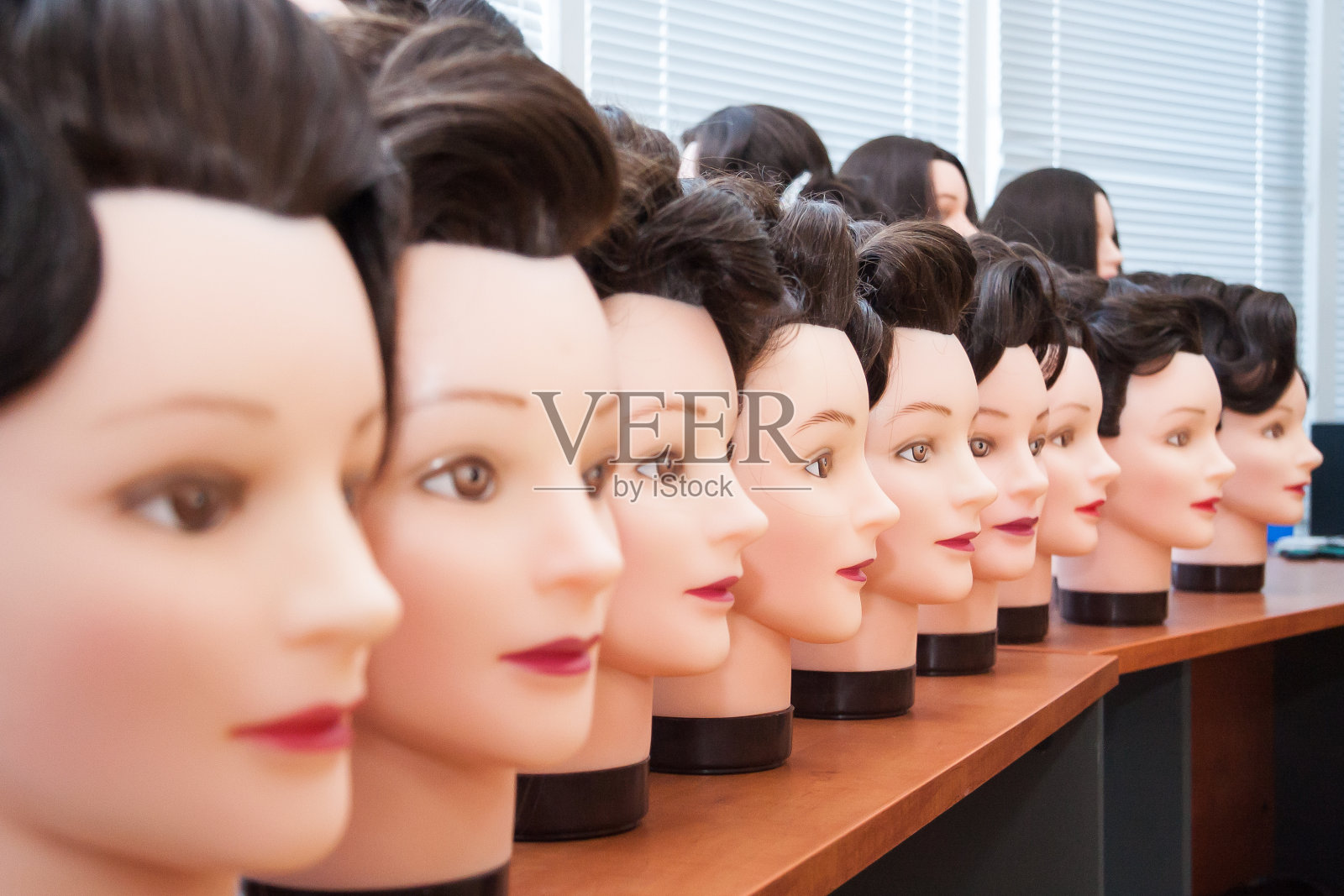 人体模特的发型照片摄影图片