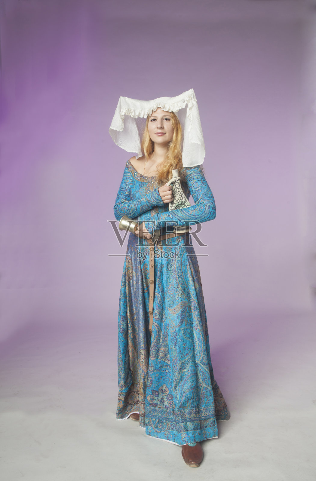 中世纪的贵族女士,有罐子和杯子照片摄影图片