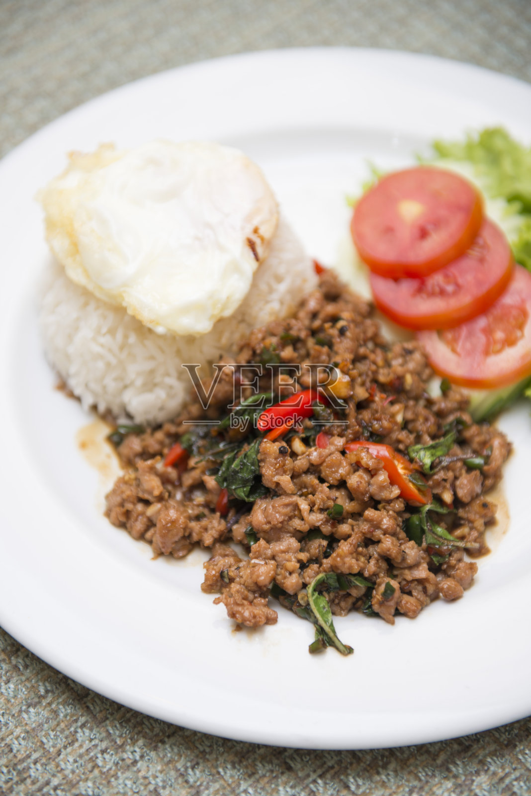 米饭配炒猪肉和罗勒照片摄影图片