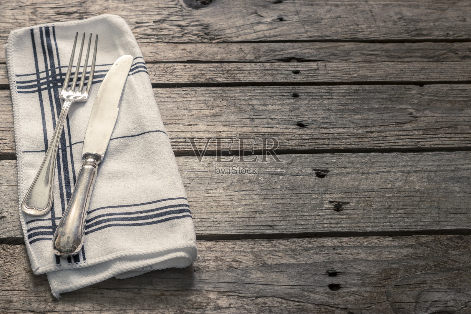 餐具放在桌子上照片摄影图片