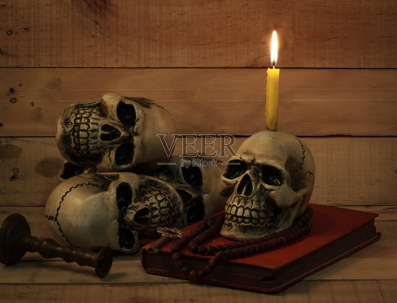 以木头为背景的人类头骨的静物摄影照片摄影图片