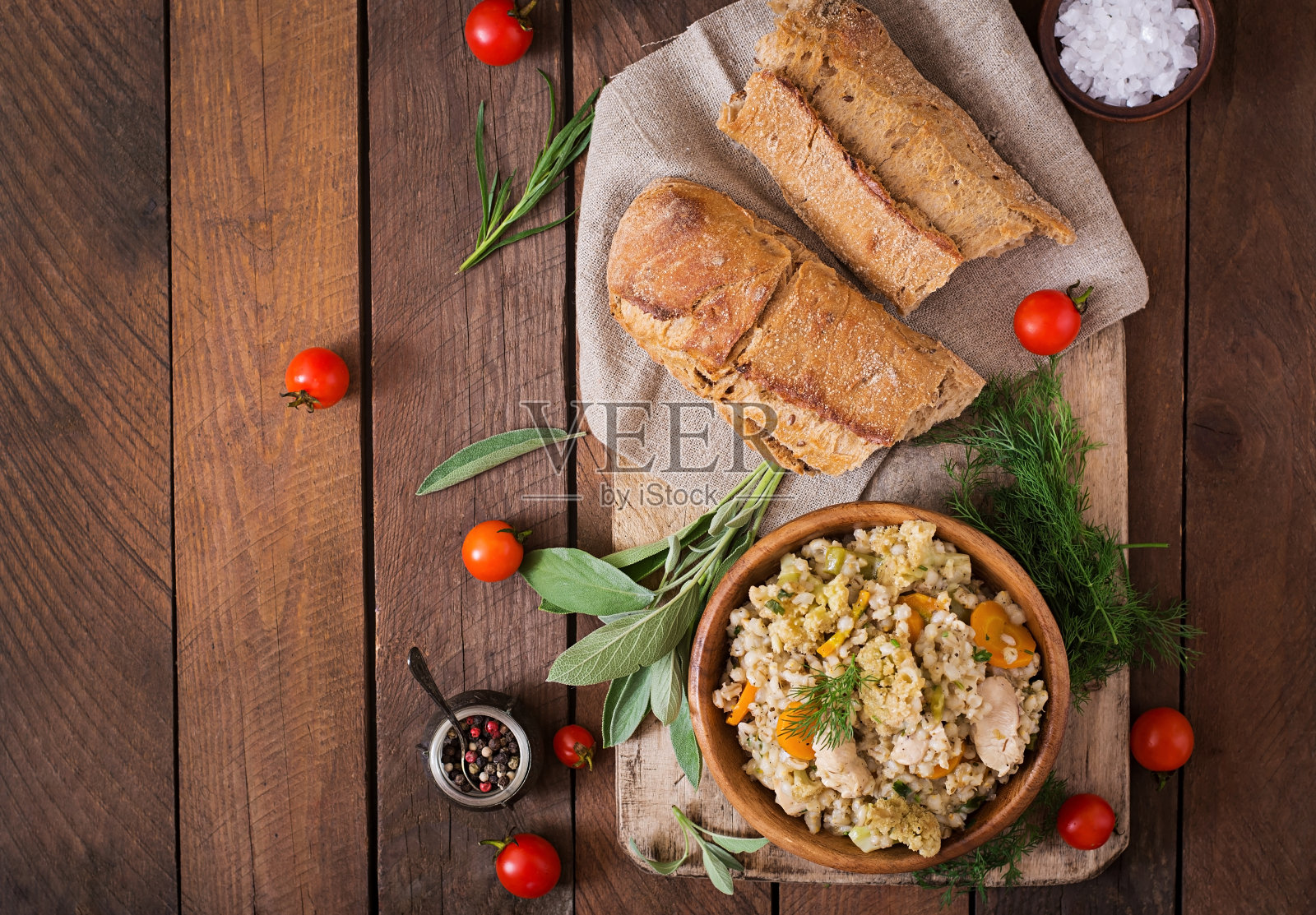 美味的青菜鸡珍珠大麦粥。俯视图照片摄影图片
