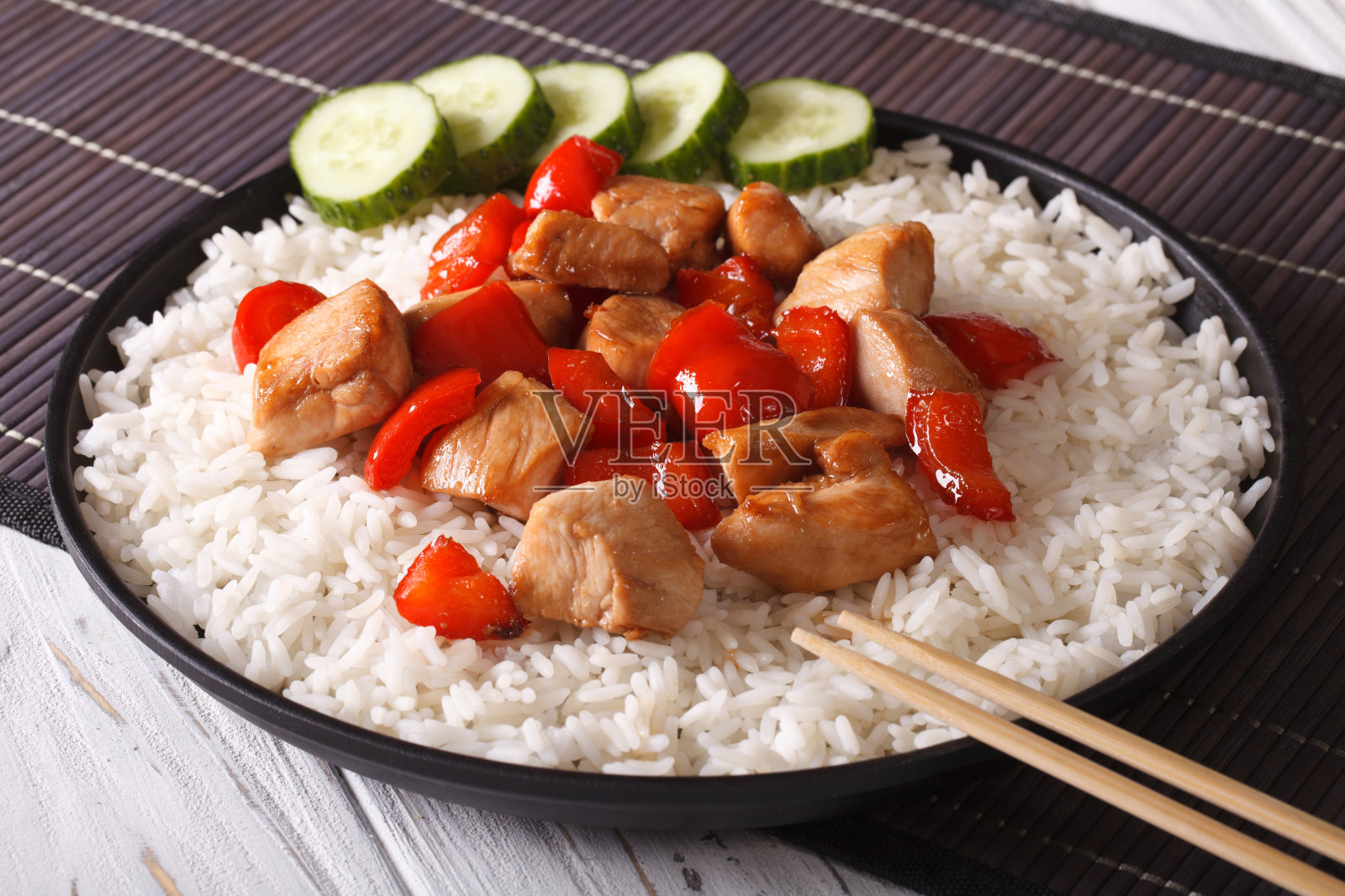 亚洲风格的特写鸡片米饭照片摄影图片