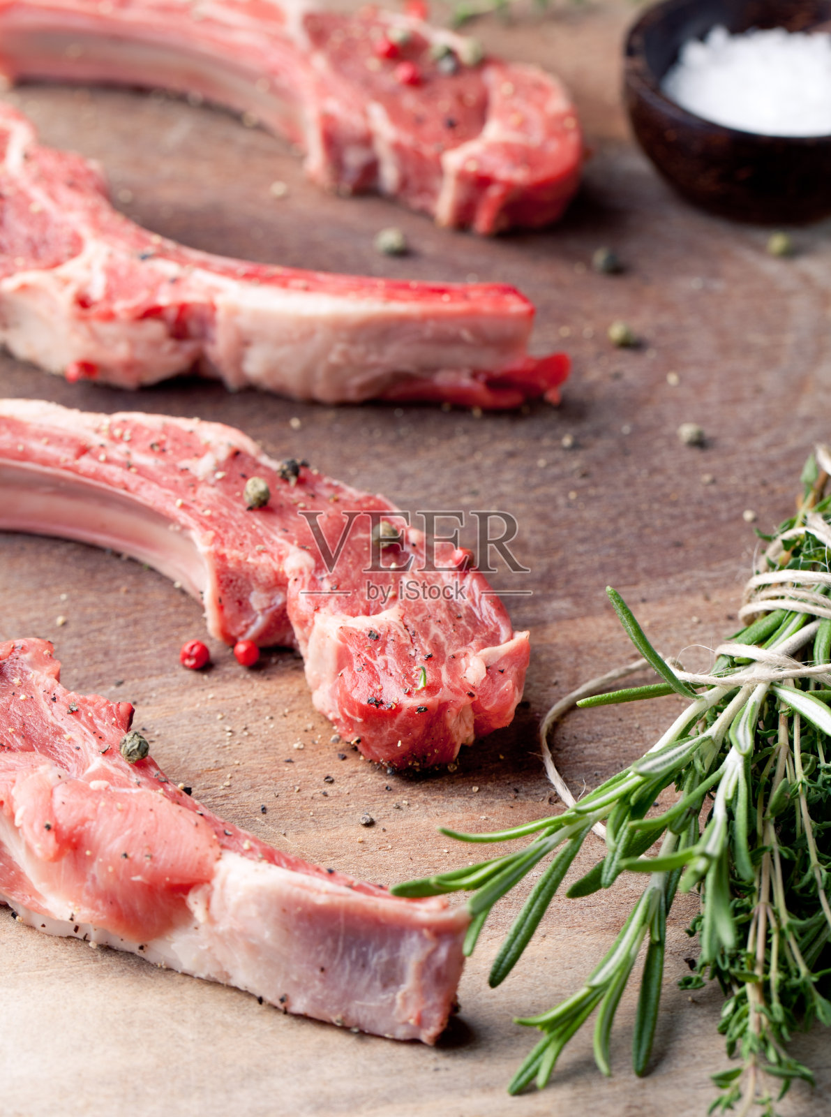 生肉,羊肉,羊排在木制的背景上照片摄影图片