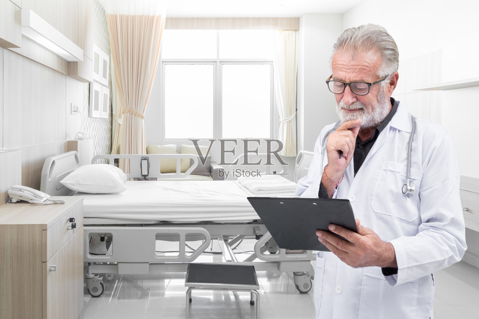 高级医生检查了一份医疗记录照片摄影图片