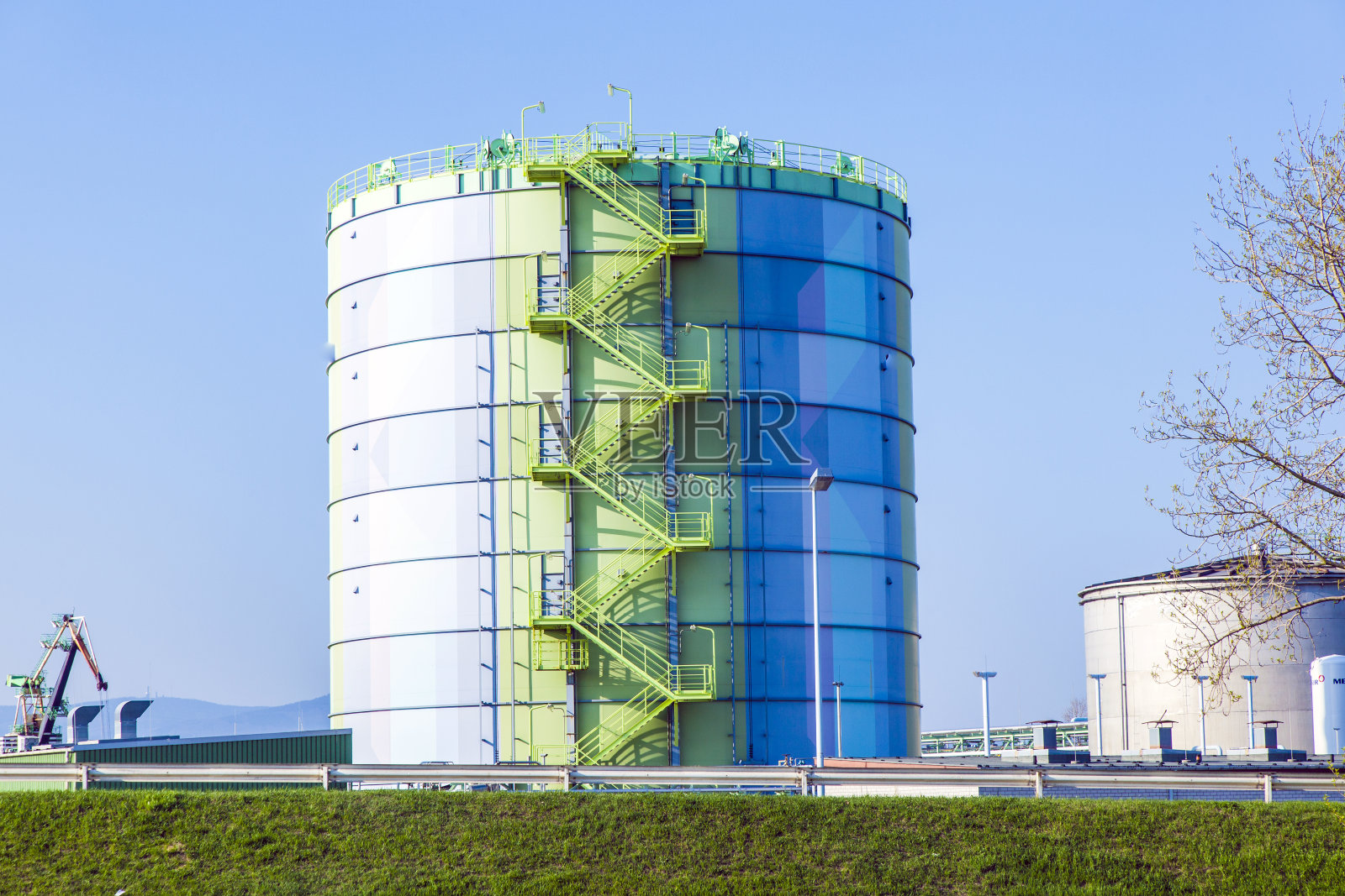 工业园区的筒仓照片摄影图片