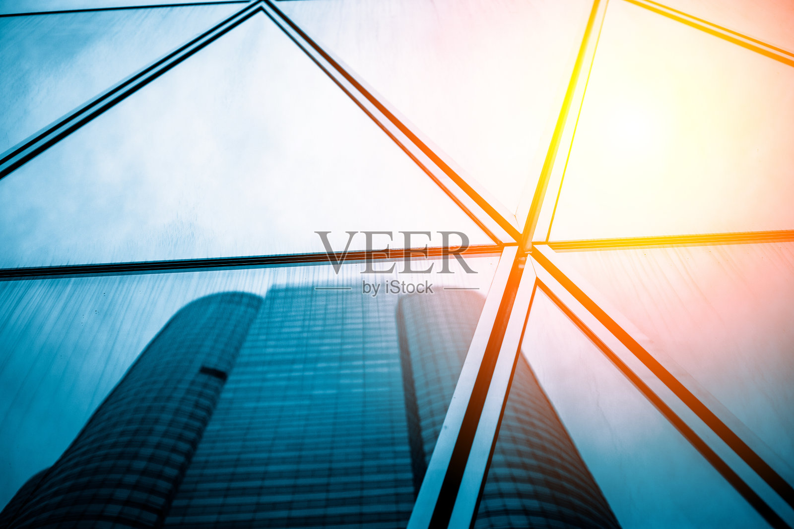 右下角有阳光的现代商业建筑照片摄影图片