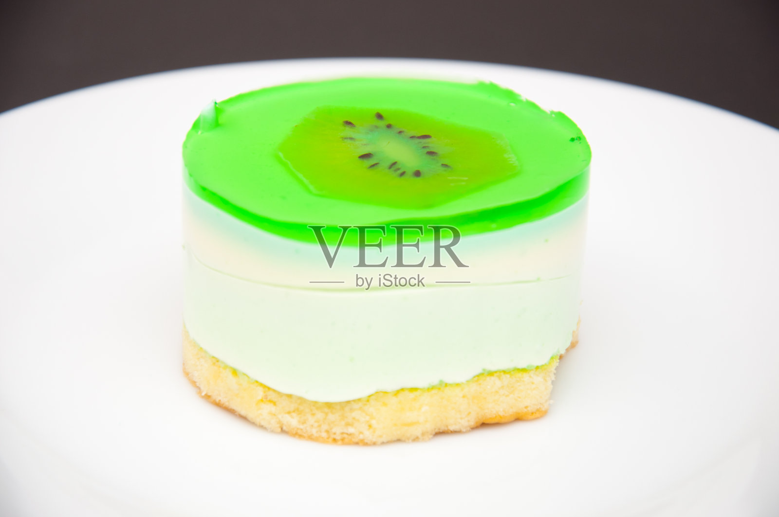 水果蛋糕在盘子里。照片摄影图片