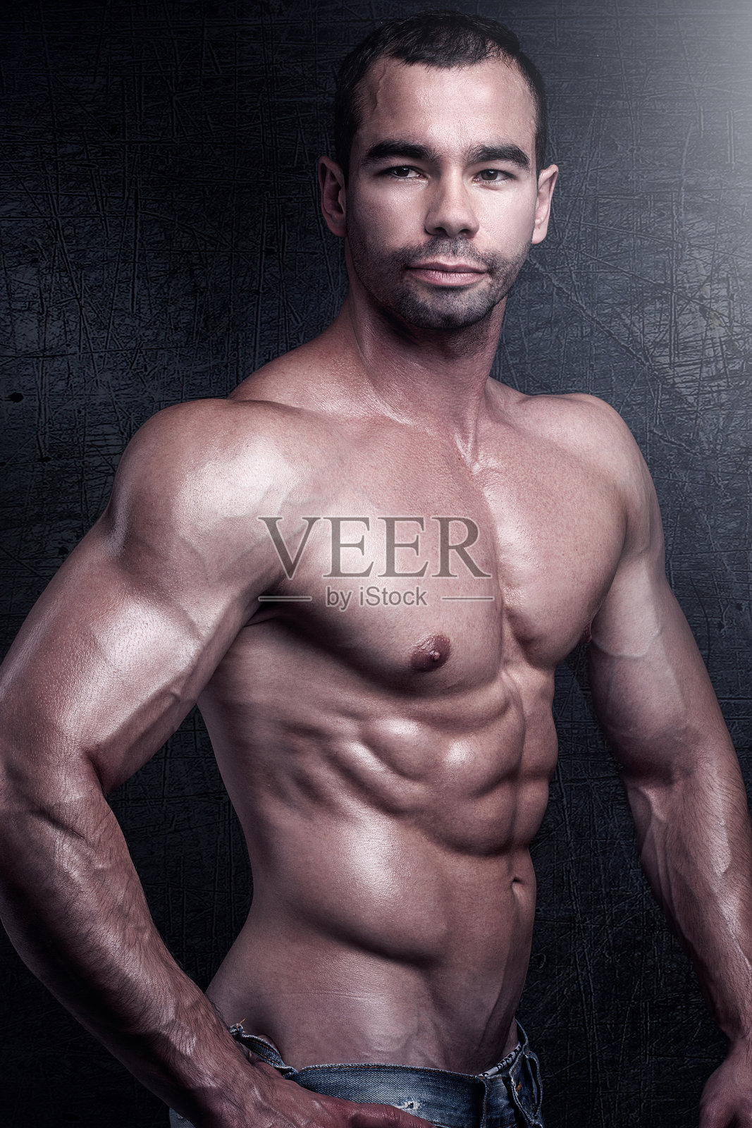 英俊的肌肉男摆姿势。照片摄影图片