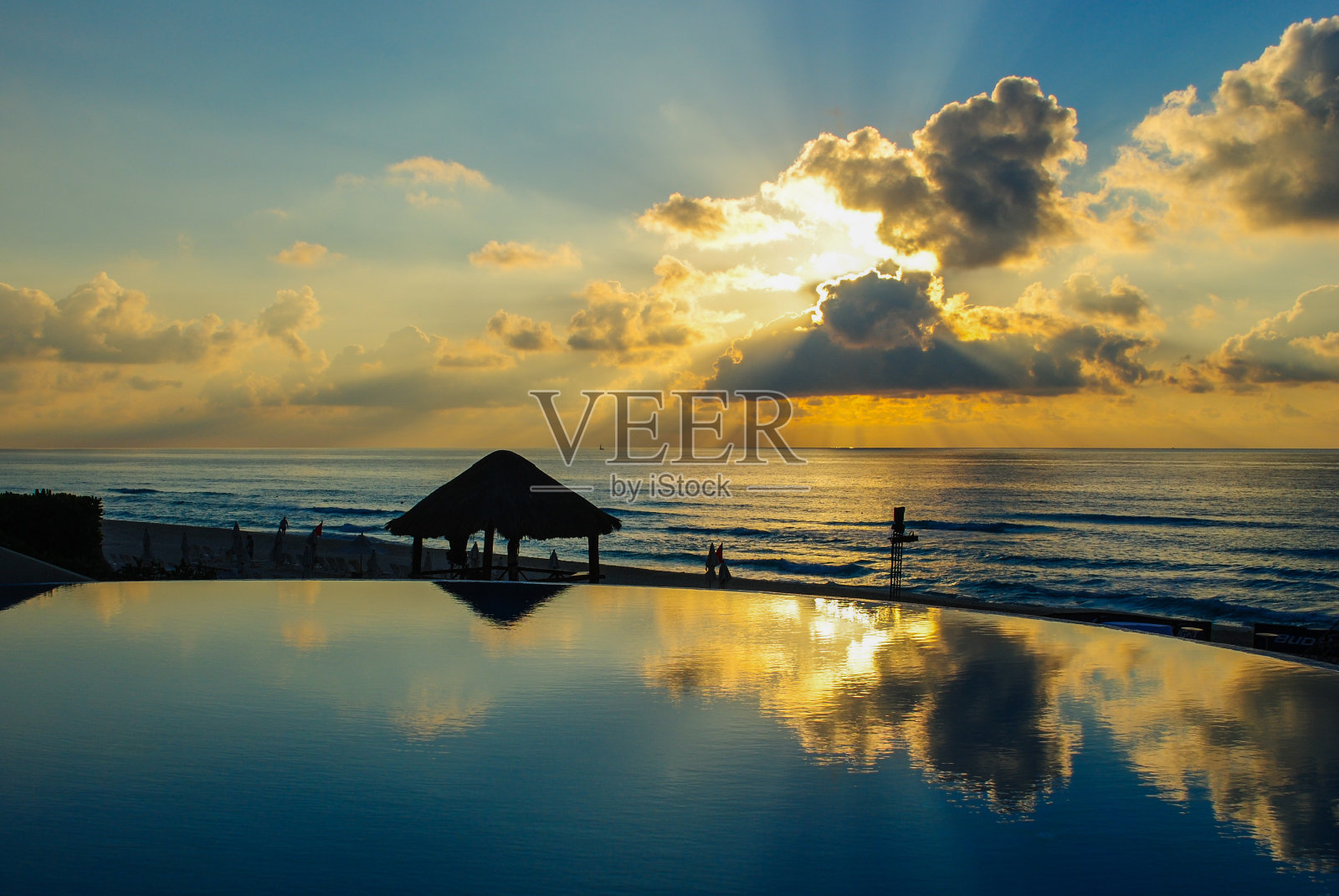 度假村的日出照片摄影图片