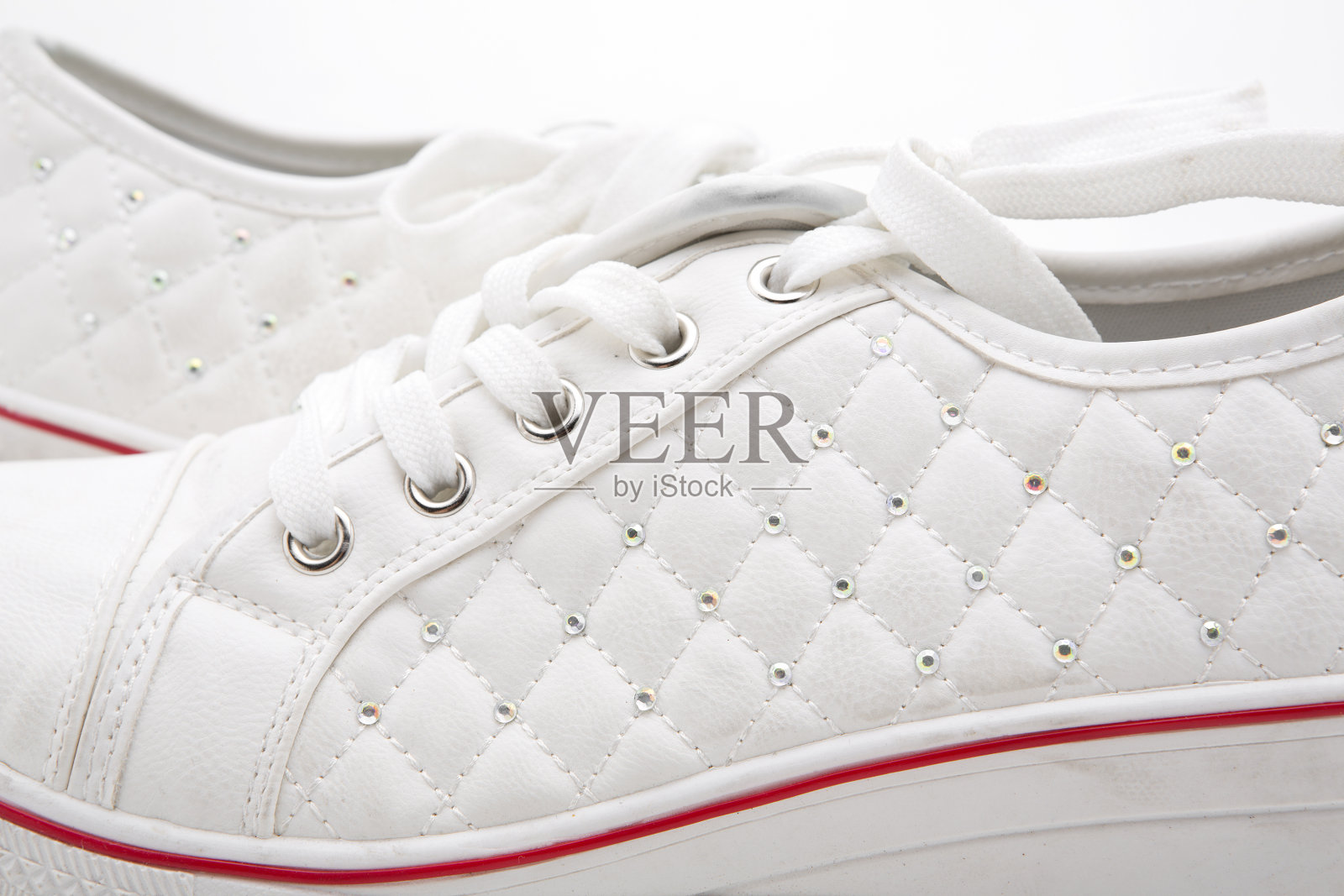 一双新运动鞋,白色背景照片摄影图片