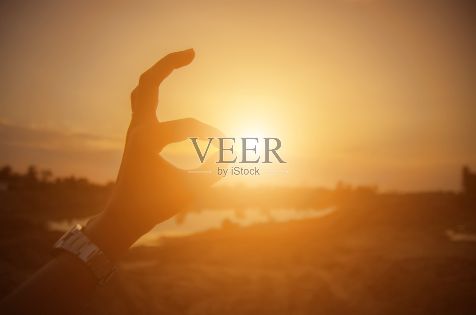 太阳的手形。照片摄影图片