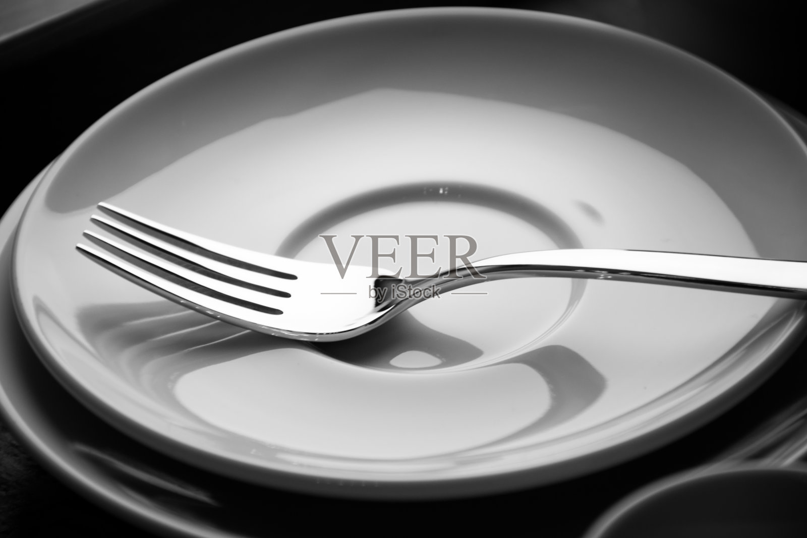 叉子放在盘子上,呈深褐色照片摄影图片