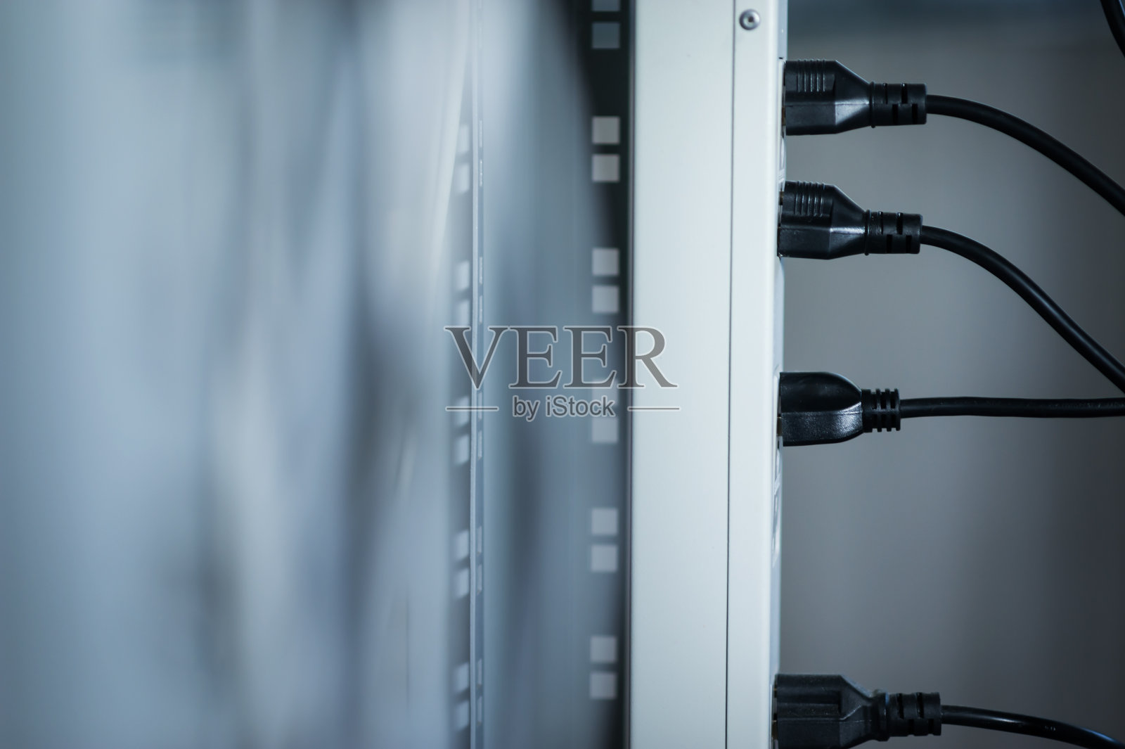 电线插在电源条上照片摄影图片