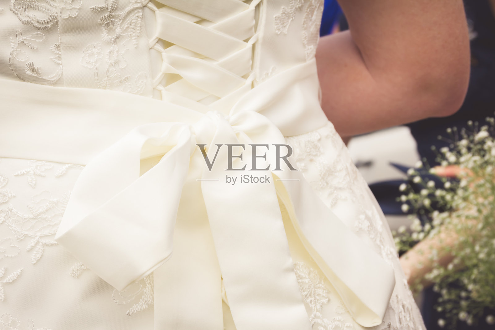 后面的婚纱与花边和蝴蝶结照片摄影图片